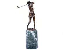 Lade das Bild in den Galerie-Viewer, Skulptur Golfspielerin aus Bronze auf grünem Marmor Sockel
