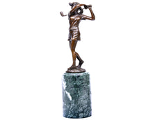 Lade das Bild in den Galerie-Viewer, Skulptur Golfspielerin aus Bronze auf grünem Marmor Sockel
