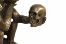 Lade das Bild in den Galerie-Viewer, Affe mit Schädel - Skulptur aus Bronze, Marmor Sockel
