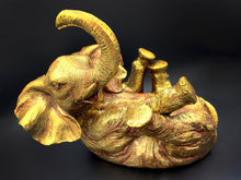 Lade das Bild in den Galerie-Viewer, Weinflaschenhalter im Gold Barock Stil Elefant - bendergold.de
