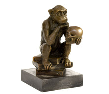 Lade das Bild in den Galerie-Viewer, Affe mit Schädel - Skulptur aus Bronze, Marmor Sockel
