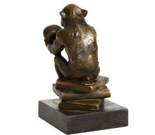 Lade das Bild in den Galerie-Viewer, Affe mit Schädel - Skulptur aus Bronze, Marmor Sockel
